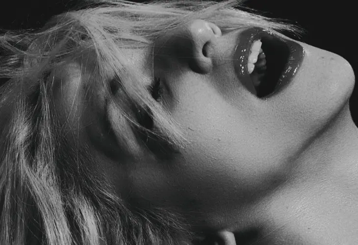 Mujer teniendo orgasmos. / Pexels.com.