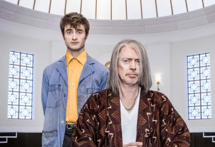 Daniel Radcliffe y Steve Buscemi en la serie Miracle Workers. / C&oacute;digo Espagueti.