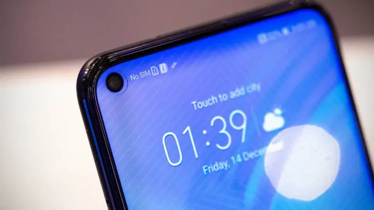 iPhone con agujero en la pantalla. / BeTech.
