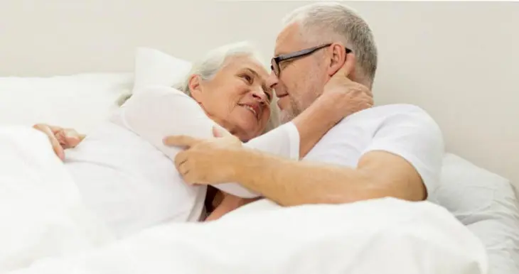 Pareja de la tercera edad en la cama. / RR SS.