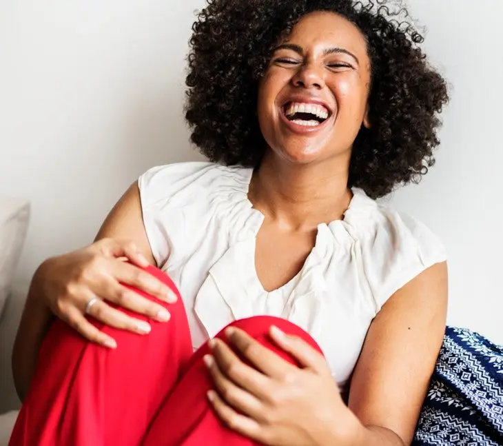 Mujer feliz. / Pexels.com.
