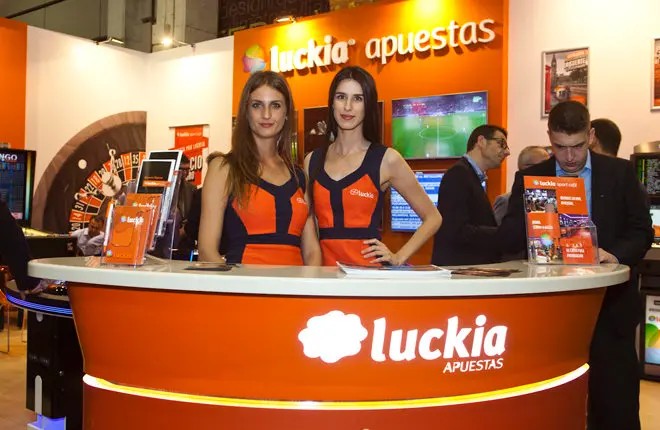 Un stand de Luckia.
