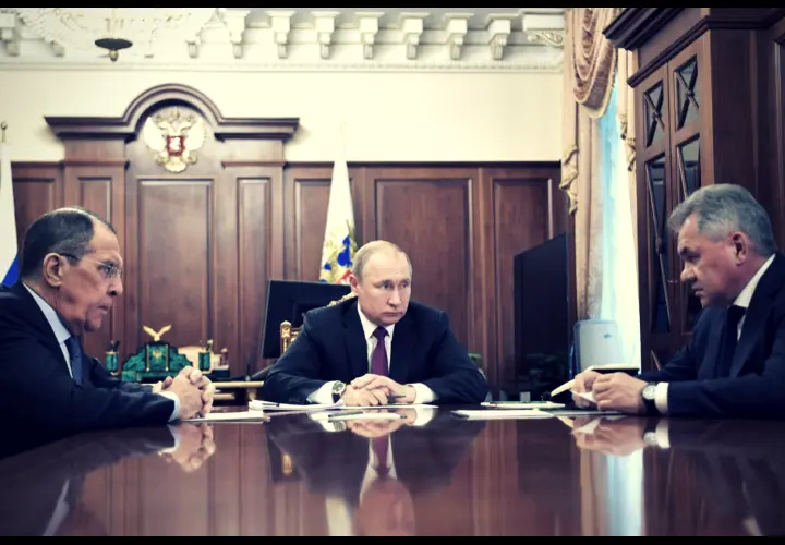 Vladimir Putin, presidente de Rusia, junto a sus ministros. RR SS.