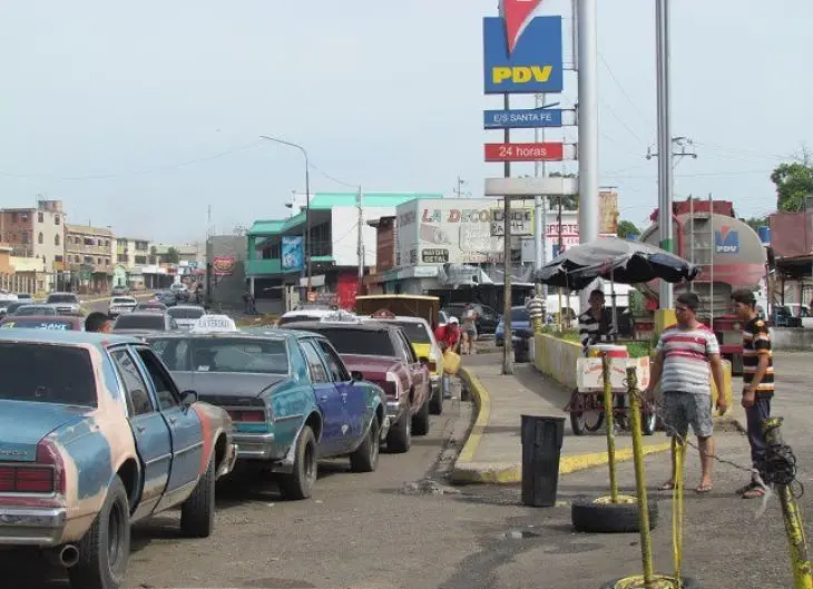 Largas colas de coches ante una gasolinera. / RR SS