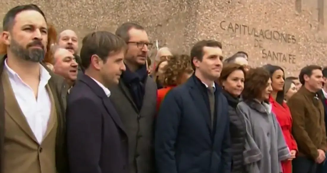 Santiago Abascal, Pablo Casado y Albert Rivera, juntos en la concentración de Madrid. / Mundiario