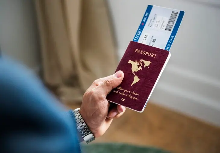 Persona sosteniendo un boleto de viaje. / Pexels.com.