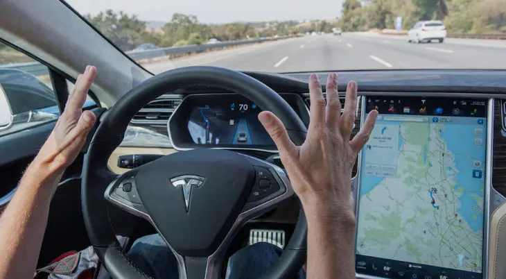 Interior de un veh&iacute;culo Tesla. / RR SS.