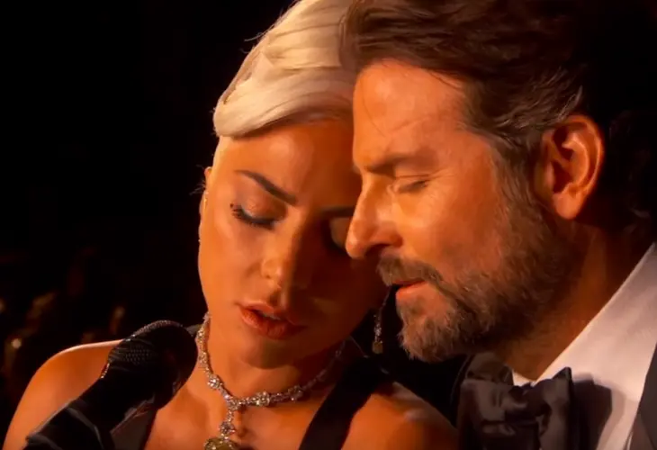 Lady Gaga y Bradley Cooper cantando Shallow en la ceremonia de los Premios &Oacute;scar 2019. / Youtube.