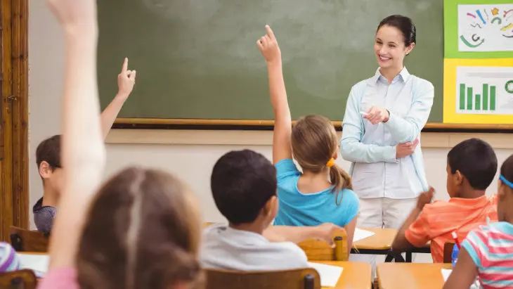 Mujer dando clases. / RR SS.