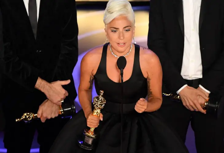 Lady Gaga en la ceremonia de los Premios &Oacute;scar. / E News.