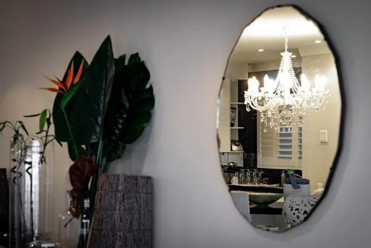 Casa decorada con un espejo. / Pexels.com.