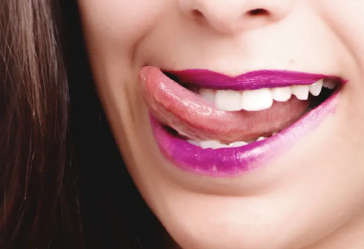 Una mujer sacando la lengua. / Pexels.com.
