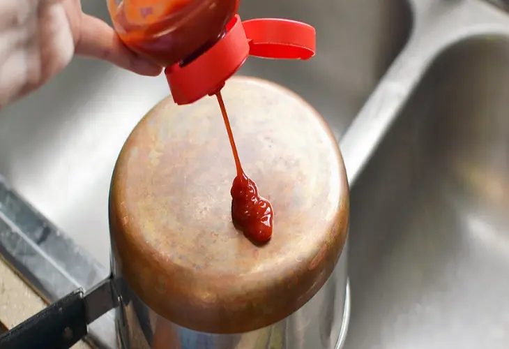 Limpiar una olla de cobre con Ketchup. / Kluchit.
