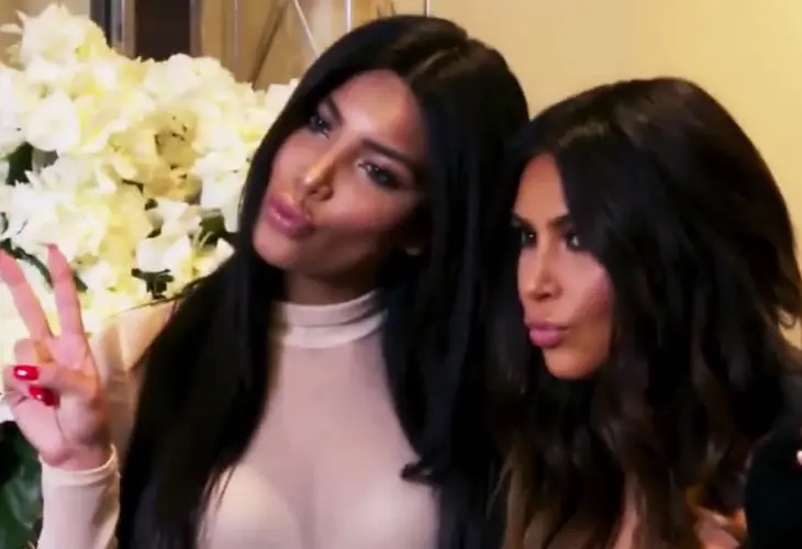 Kim Kardashian con Kamilla Osman. / Youtube.