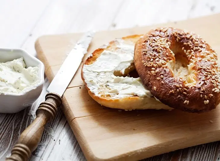 Bagel con queso crema / eatthis.com