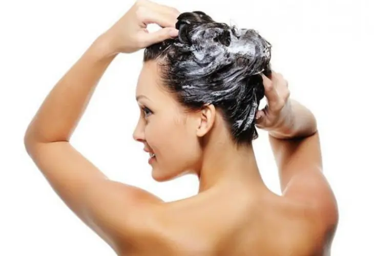 Una mujer lav&aacute;ndose el cabello. / RRSS.