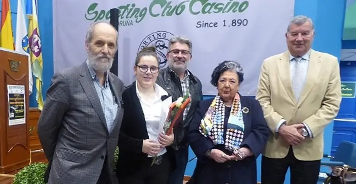 La joven pianista acompa&ntilde;ada de su profesor y directicos del Casino. / Mary Carmen Calvi&ntilde;o Iglesias