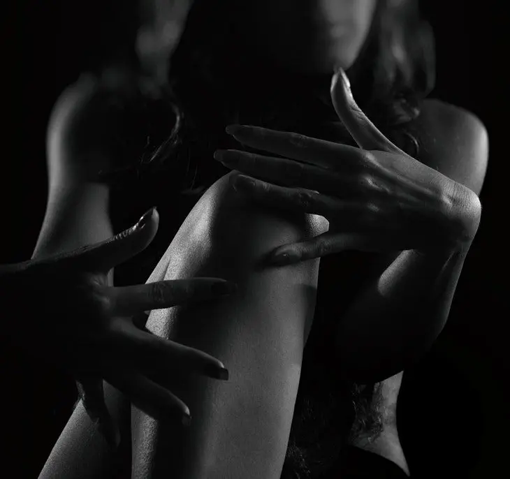 Mujer tocando sus rodillas. / Pexels.com.