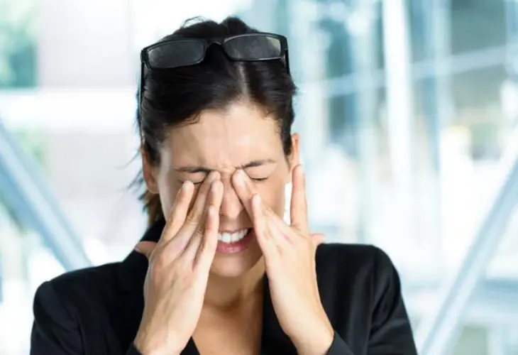Una mujer rasc&aacute;ndose los ojos. /   mundiario