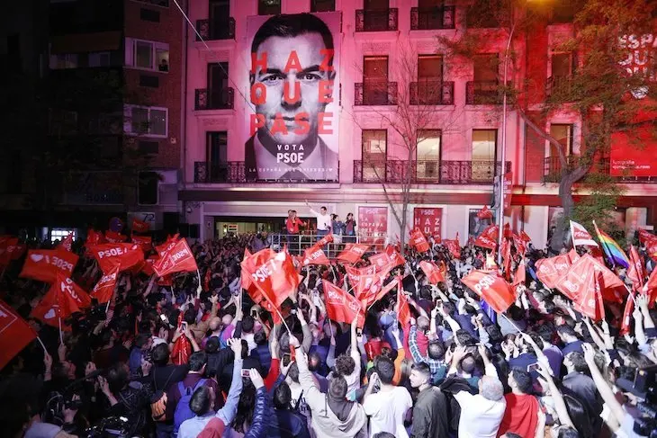 Seguidores del PSOE celebran los resultados de las elecciones del 28-A. / Twitter