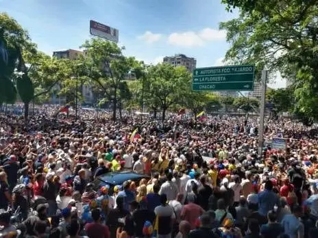 Opositores venezolanos protestan contra Maduro. / Mundiario