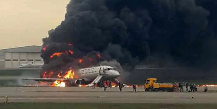 Avi&oacute;n en llamas en un aeropuerto de Mosc&uacute;. / RR SS.