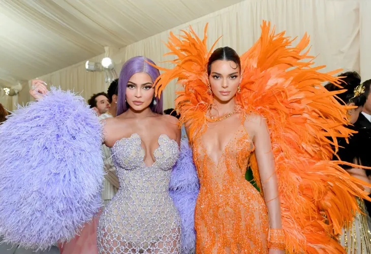 Kendall y Kylie Jenner en la Gala del Met 2019. / RRSS.