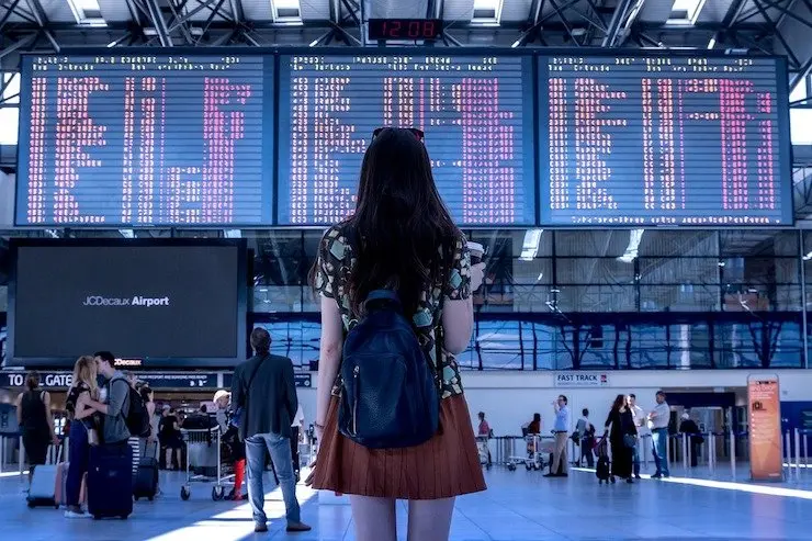 Joven en un aeropuerto. / Jan Vašek / Pixabay