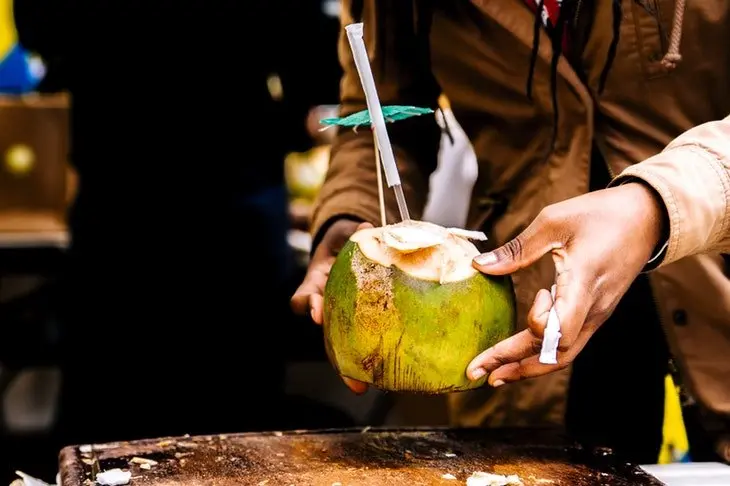 Agua de coco. / Pexels.com.