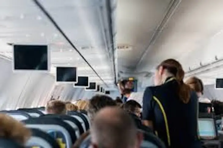 Pasajeros en el interior de un avi&oacute;n.