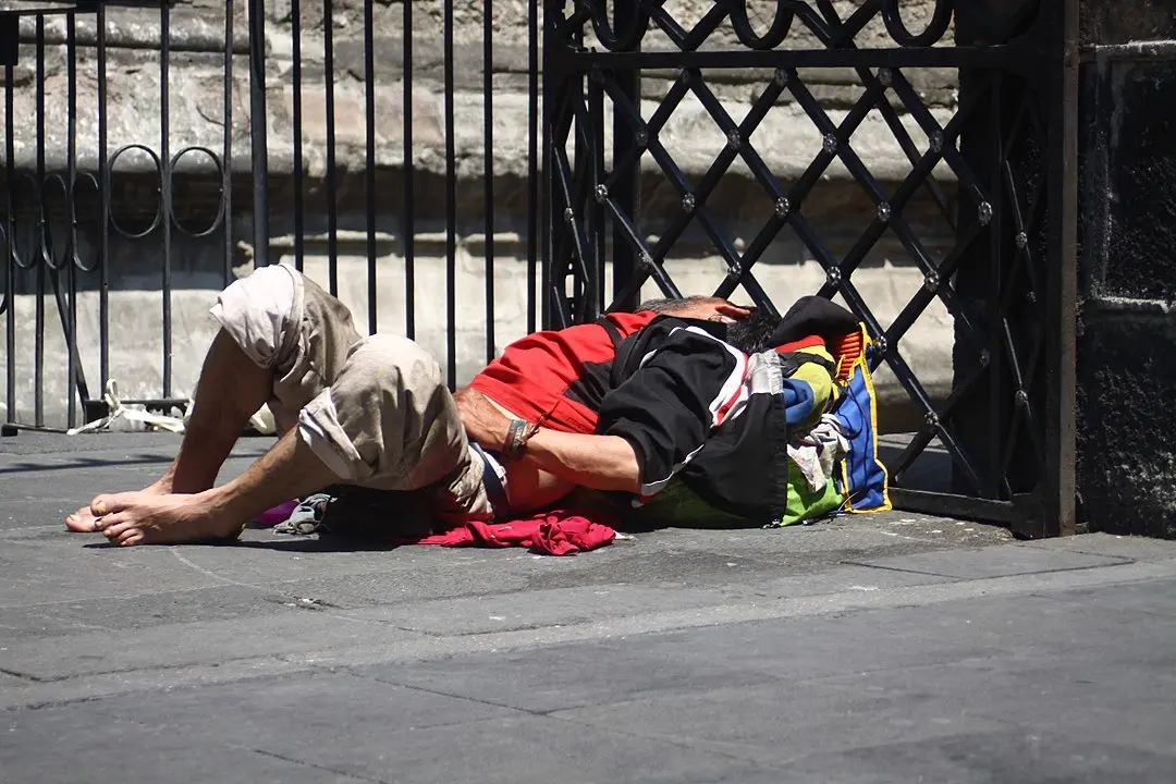 Una persona sin hogar durmiendo en la calle. / RR.SS.