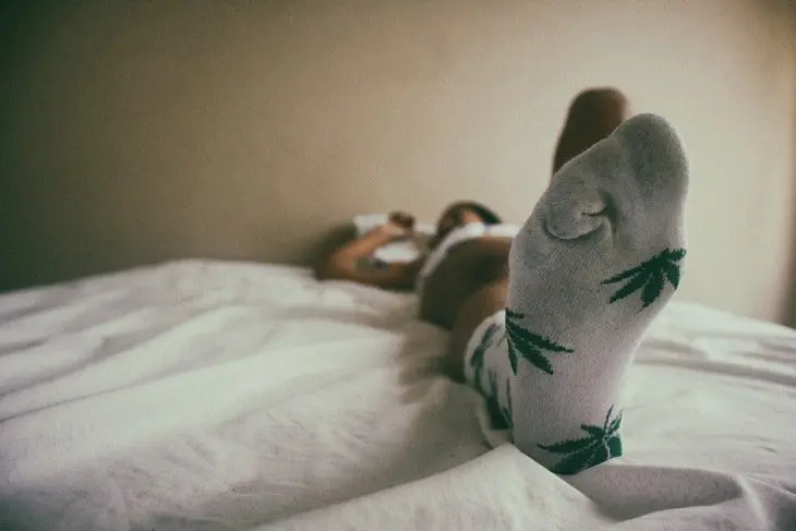 Una persona usando calcetines en la cama. / Pexels.com.