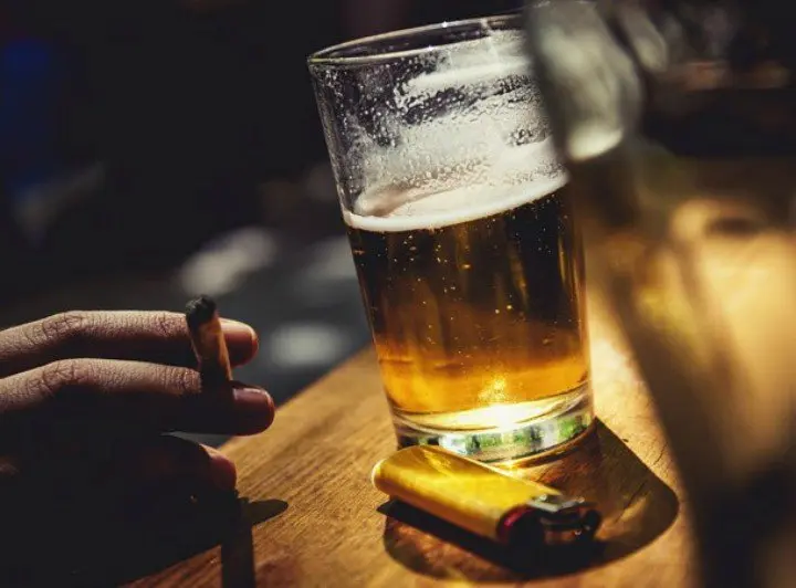 Fumar y beber. / Pixabay