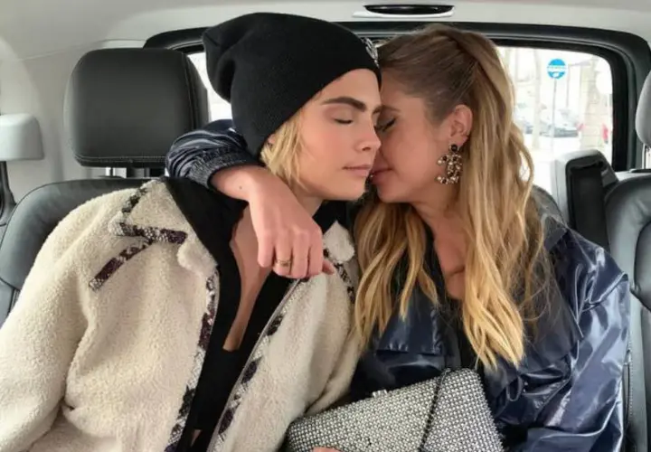 Cara Delevingne, actriz y modelo; y Ashley Benson, actriz.