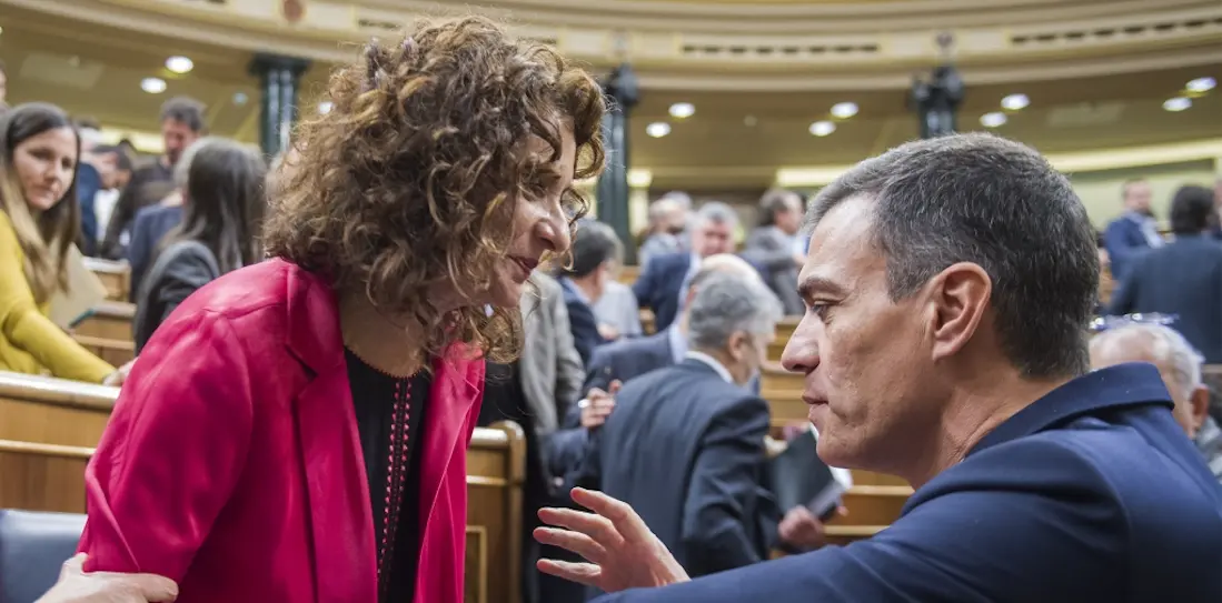Pedro Sánchez, presidente del Gobierno en funciones, conversa con María Jesús Montero, ministra de Hacienda en funciones, tras terminar la presentación del fallido Proyecto de Ley de Presupuestos Generales del Estado para 2019 (febrero 2019) / Moncloa