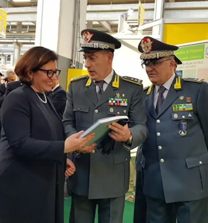 Elisabetta Trenta dialoga con oficiales del Ejército de Italia. / Twitter