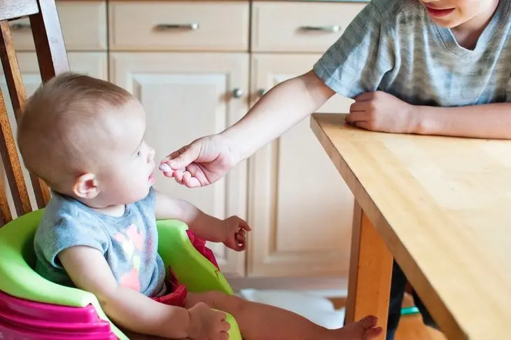 Un beb&eacute; comiendo. / Pexels.com.