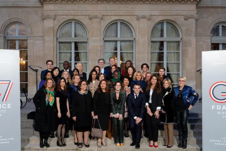 El Consejo Asesor de Igualdad de Género del G7 junto al presidente de Francia, Emmanuele Macron. / FB G7