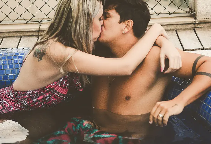 Una pareja en la piscina. / Pexels.com.