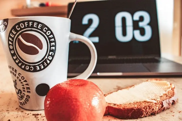 Caf&eacute; con tostada de pan. / Pexels.com.