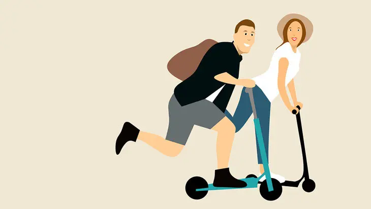 Imagen referencial de usuarios con patinetes el&eacute;ctricos. / Pixabay