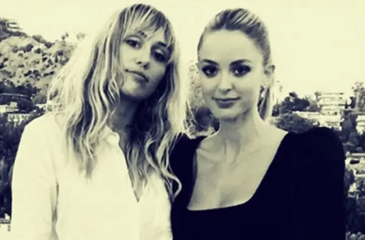 Miley Cyrus, cantante y Kaitlynn Carter, bloguera. RR SS