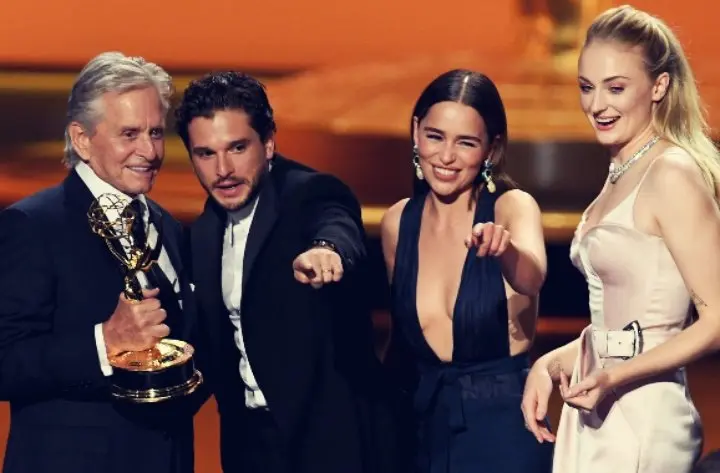 Michael Douglas, Kit Harrigton, Emilia Clarke y Sophie Turner, actores, en los premios Emmy 2019. Instagram.