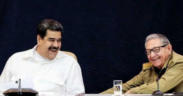 Nicol&aacute;s Maduro y Ra&uacute;l Castro durante un encuentro p&uacute;blico. / Twitter