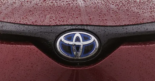 Logotipo de Toyota en uno de sus coches. / Pixabay