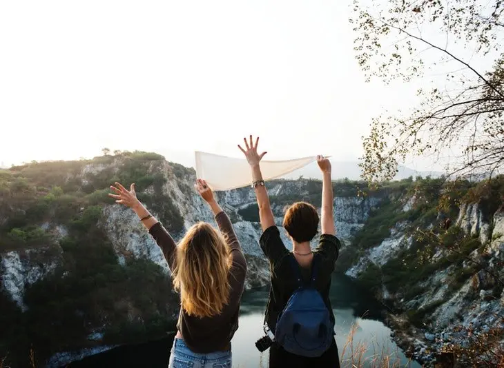 Dos amigas de viaje. / Pexels.com.