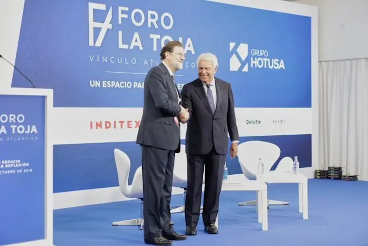Mariano Rajoy y Felipe González durante el Foro La Toja. / Twitter