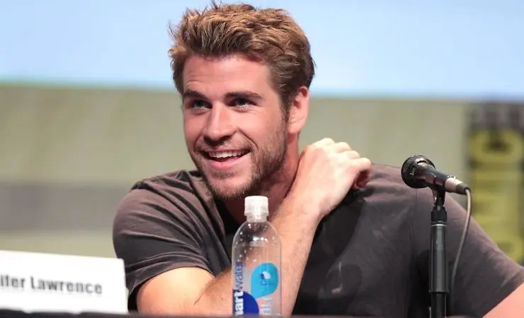 Liam Hemsworth es visto con otra chica, tras su divorcio con Miley Cyrus.  / Gage Skidmore