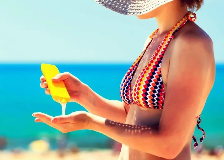 Mujer aplic&aacute;ndose protector solar. / Mundiario