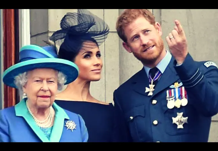 Isabel II junto al pr&iacute;ncipe Harry y Meghan Markle, duques de Sussex. RR SS.
